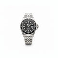 Rolex Submariner de acero inoxidable con cara negra y bisel negro.